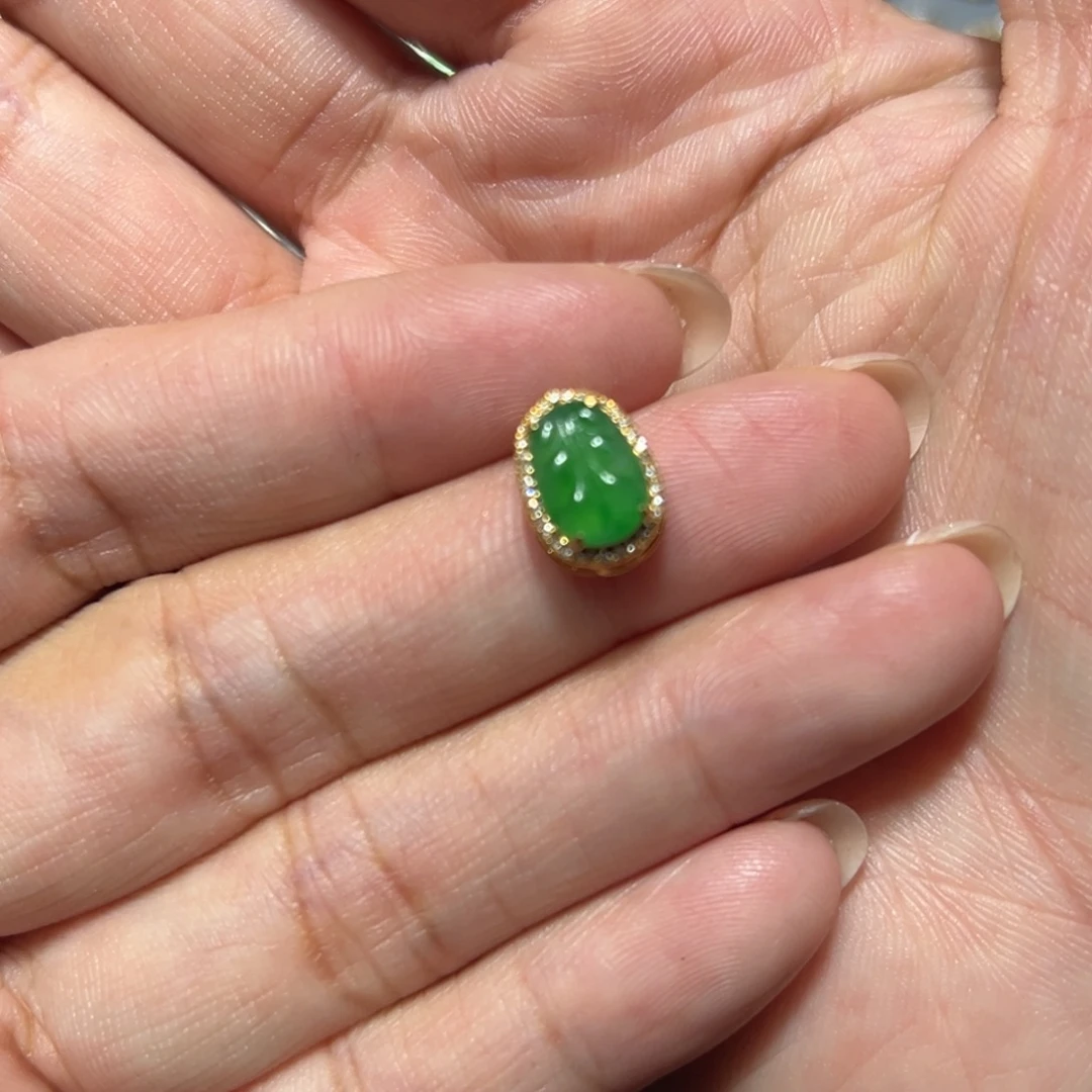 翡翠18K金镶嵌颈饰
