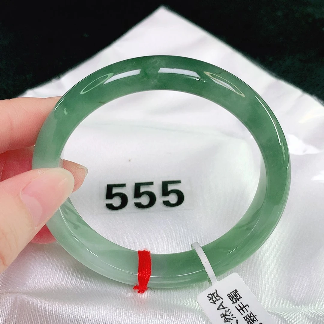 翡翠手镯未镶嵌翡翠手镯未镶嵌