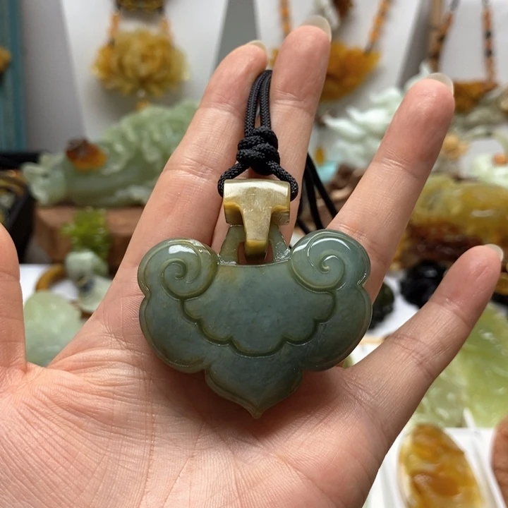 蛇纹石玉未镶嵌颈饰