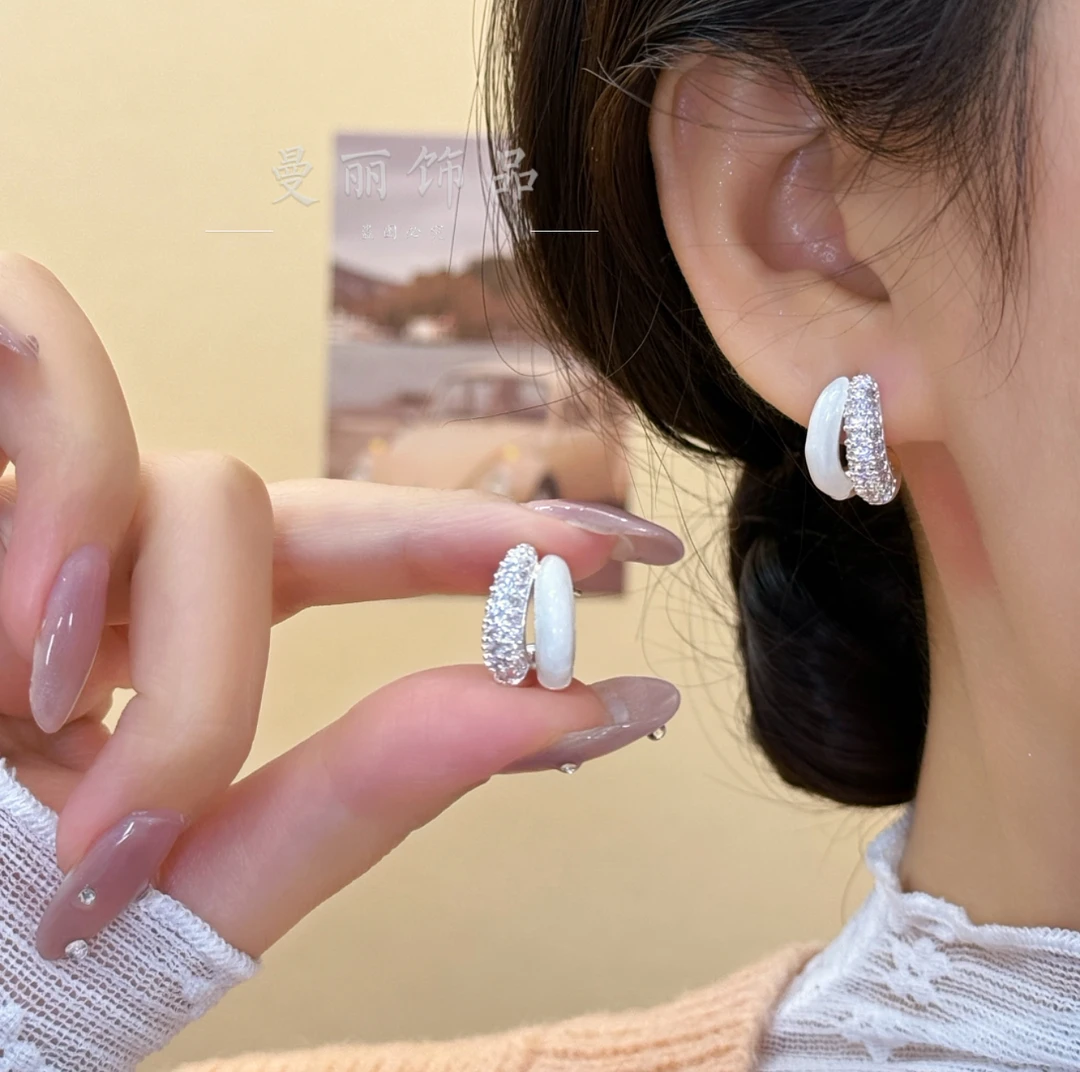 铜合金耳饰 暖春少女风微镶珠光白滴釉C设计感耳钉耳饰