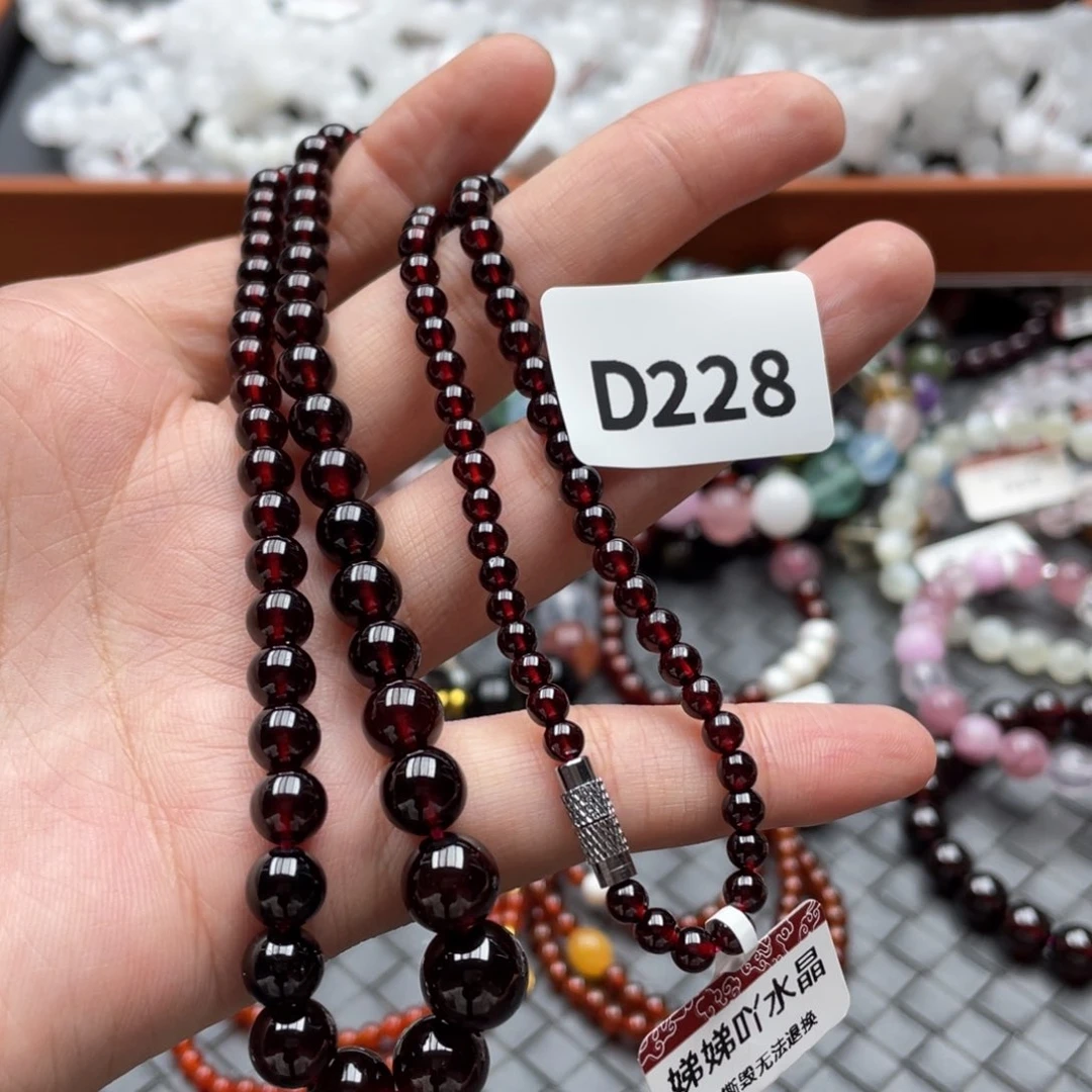 颈饰未镶嵌石榴石