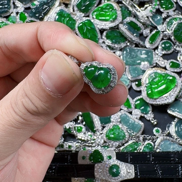 翡翠颈饰未镶嵌小*呆天然A货翡翠放漏