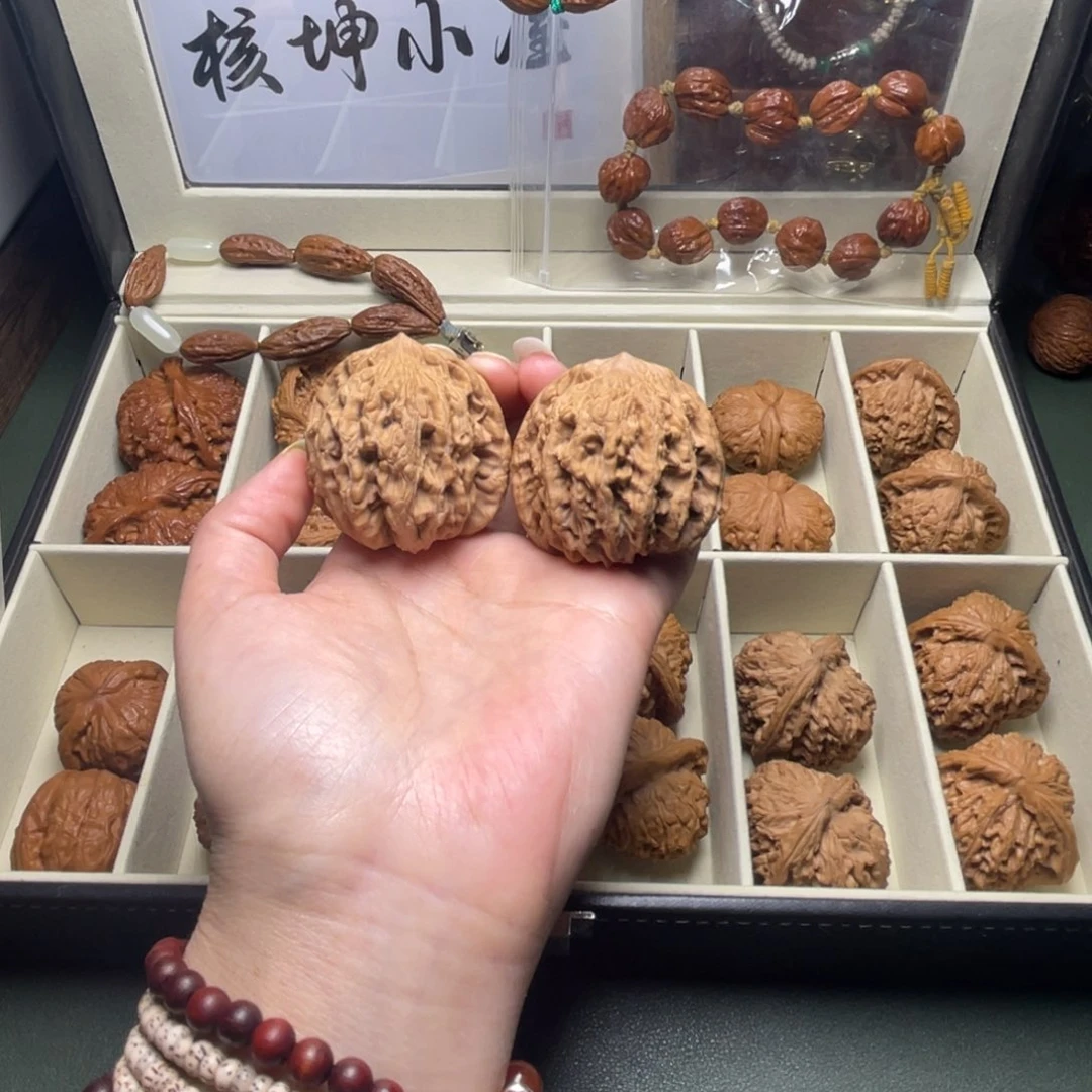 文玩核桃吊坠虎头