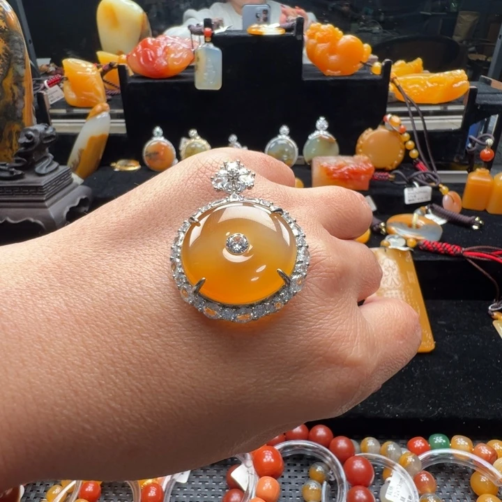 未镶嵌石英质玉（黄龙玉）颈饰