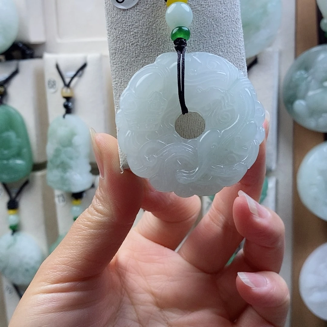 颈饰未镶嵌石英质玉（金丝玉）