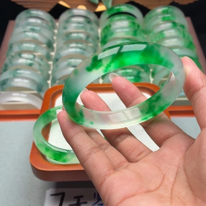 一***梦石英质玉未镶嵌手镯