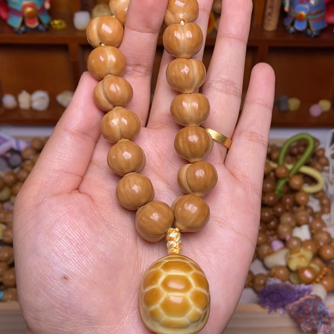 猴头核桃吊坠爱心富甲天下手持