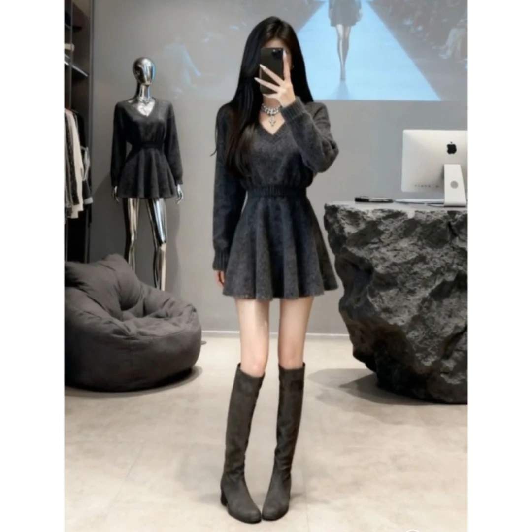 法式气质灰色V领毛衣连衣裙子女秋冬2025新款高级感收腰包臀短裙