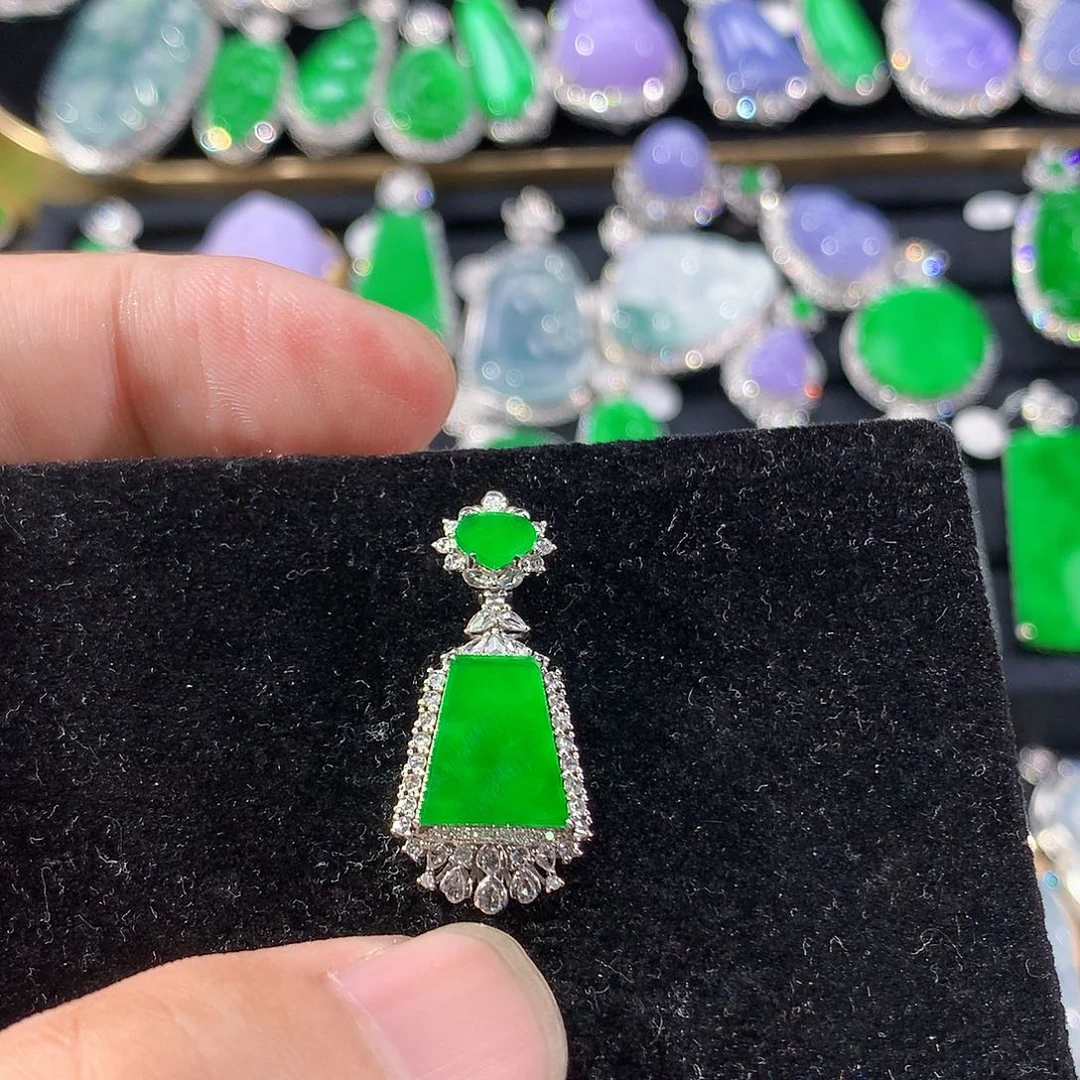 翡翠18K金镶嵌颈饰