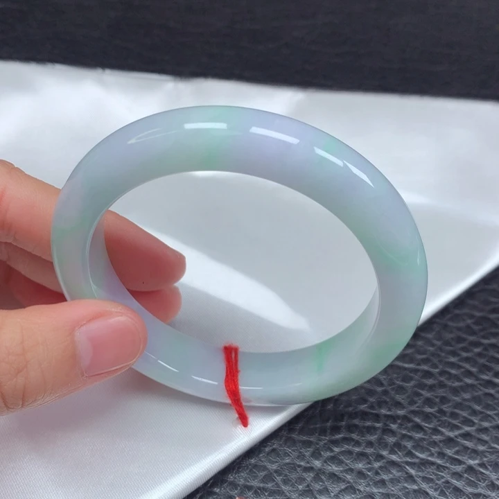 翡翠手镯未镶嵌。