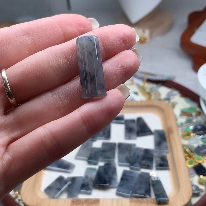 翡翠颈饰未镶嵌萧*湎无事牌