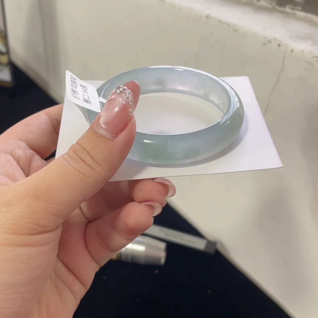 翡翠手镯未镶嵌翡翠手镯