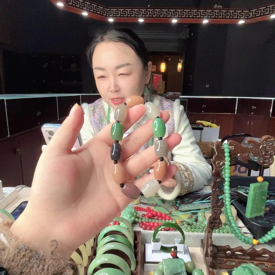 丽***密玉（石英质玉）未镶嵌颈饰