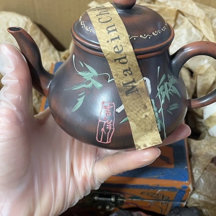 茶壶紫砂原矿泥料手工制作的一把紫砂壶。