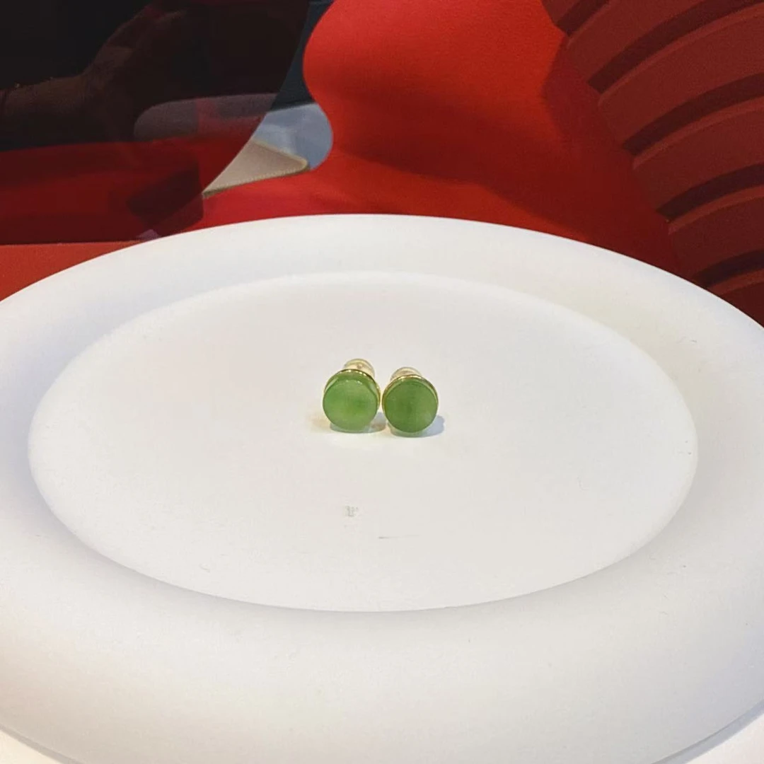 18K金8.5*4mm和田玉碧玉圆镜耳针HE00516