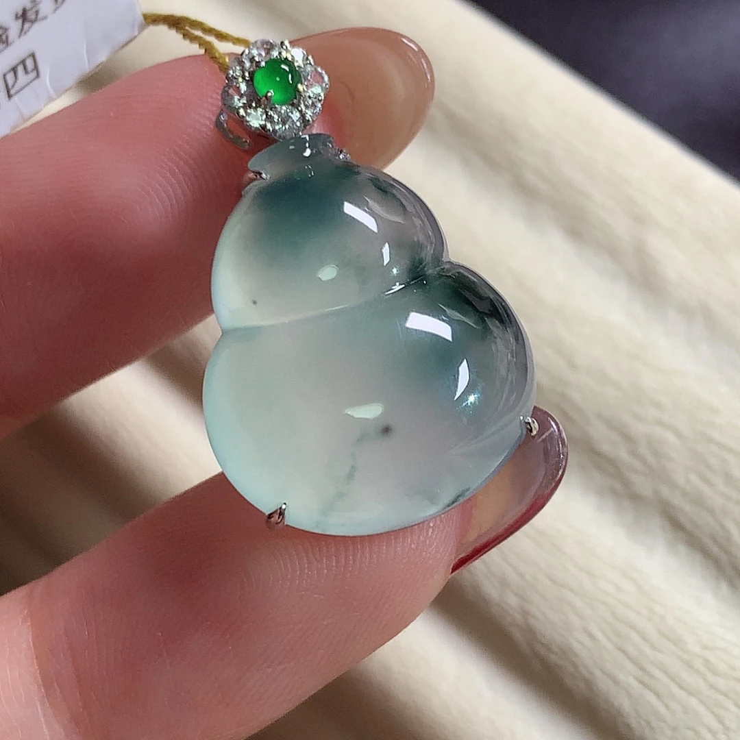 翡翠18K金镶嵌颈饰葫芦