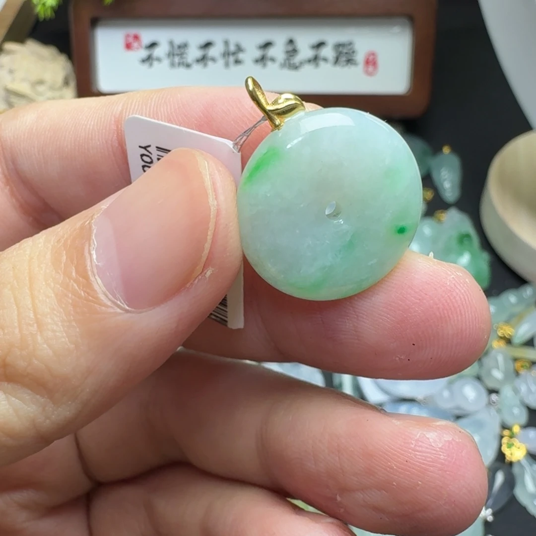 翡翠18K金镶嵌颈饰平安扣