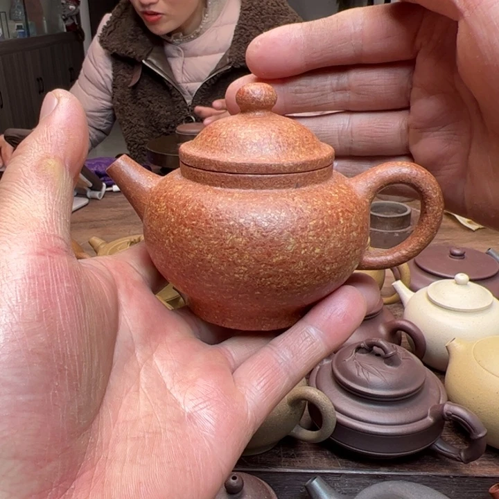 红泥茶壶。****红降坡泥半手精工制作句伦170c c