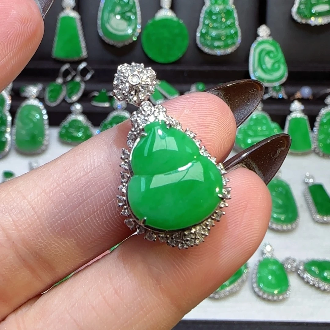 翡翠18K金镶嵌颈饰葫芦