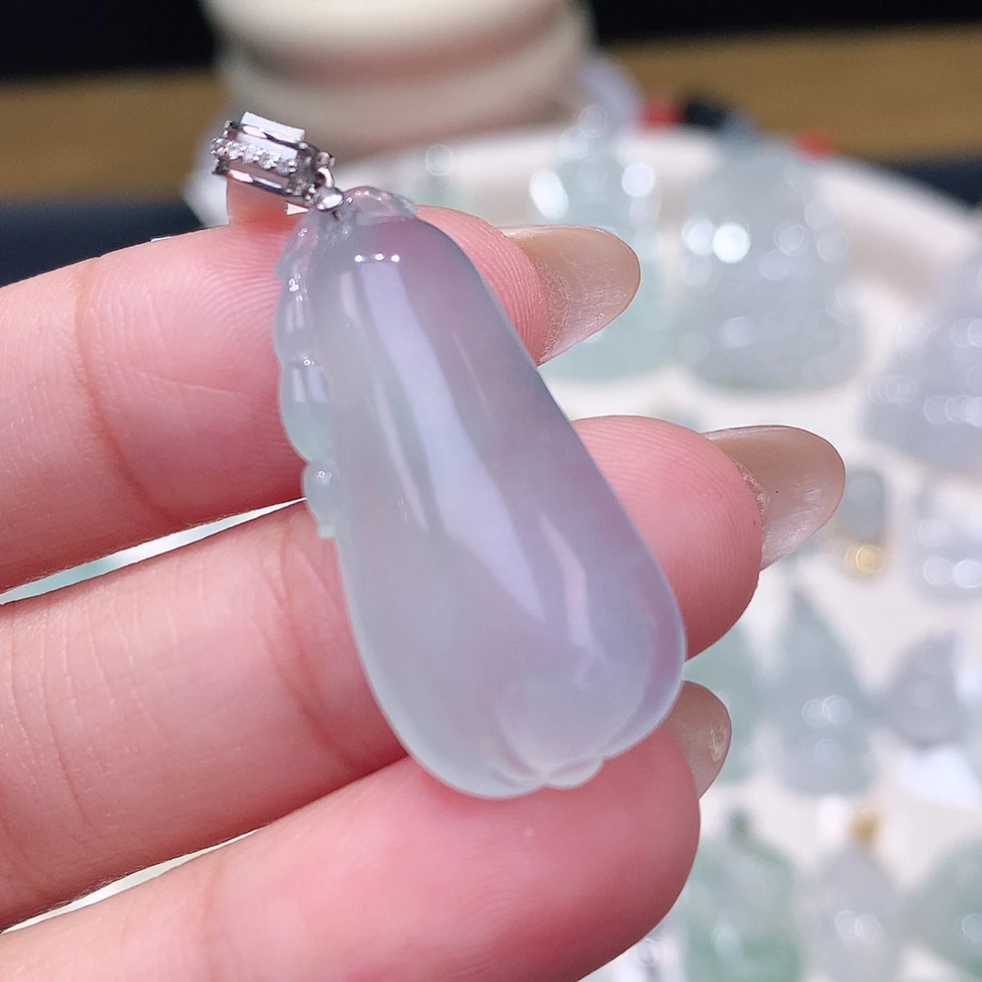 颈饰18K金镶嵌翡翠瓜