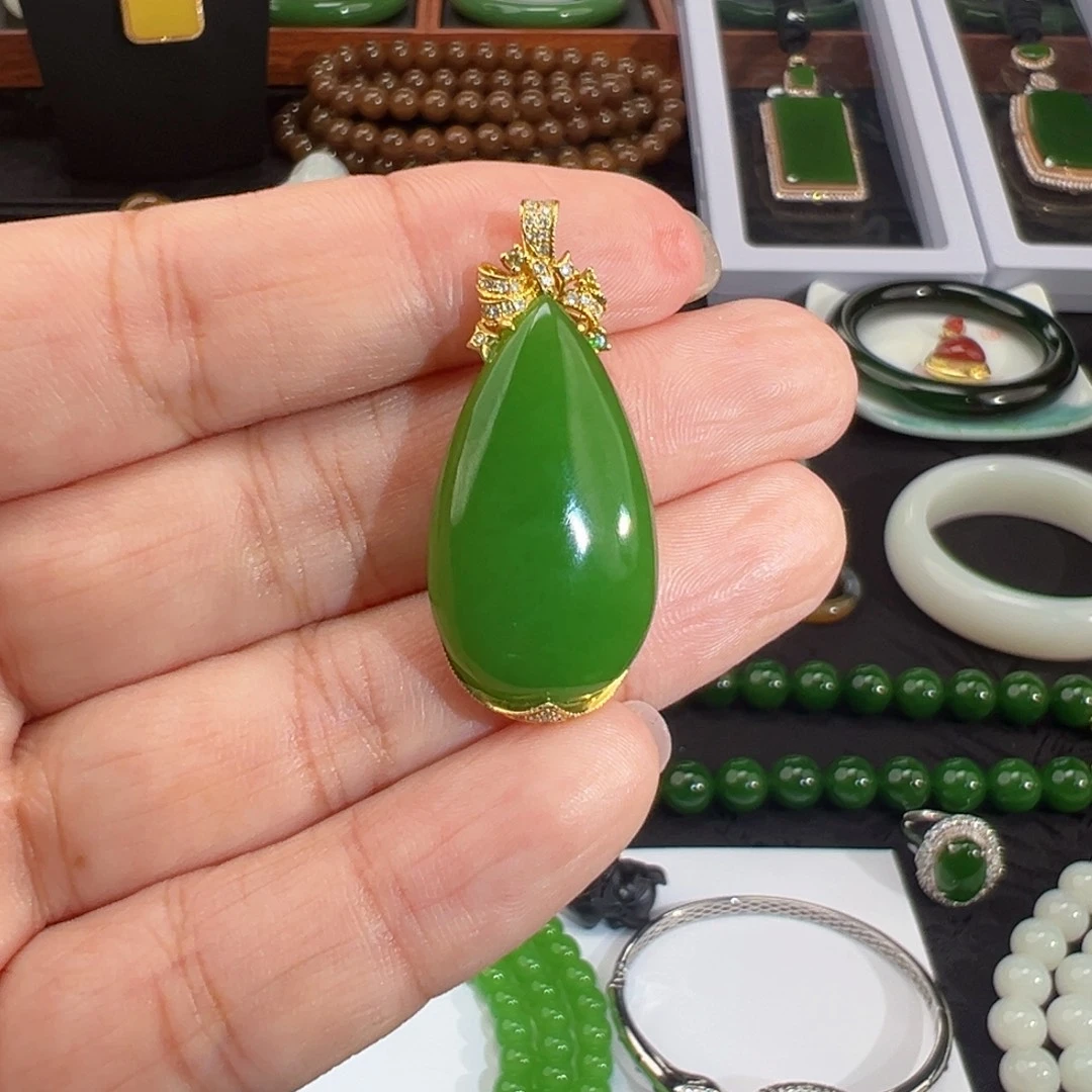 和田玉（碧玉）18K金镶嵌颈饰艳阳绿满色满肉水滴吊坠