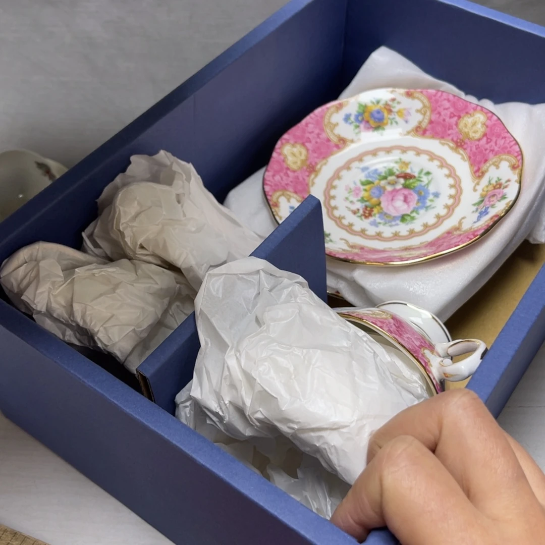 瓷片叨**球密密麻麻地排列着一个