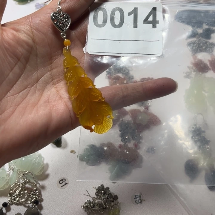 张***笑蛇纹石玉合金耳饰