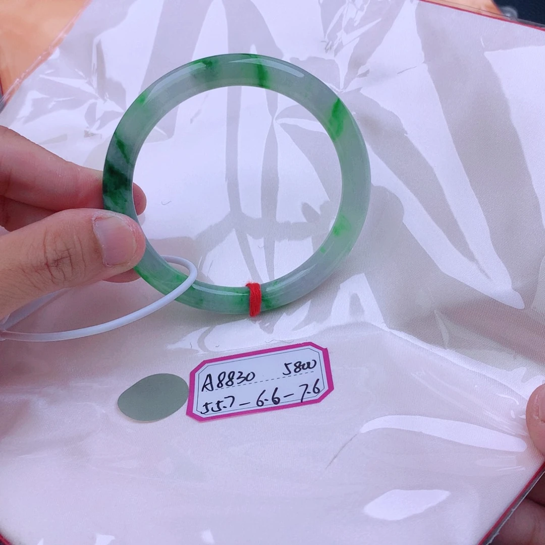 翡翠手镯未镶嵌翡翠