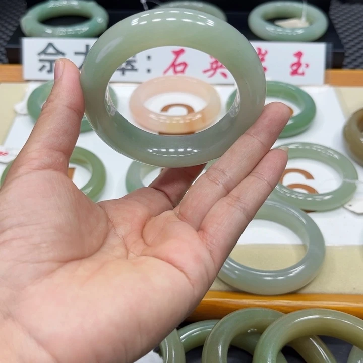 石英质玉手镯未镶嵌蒲*英