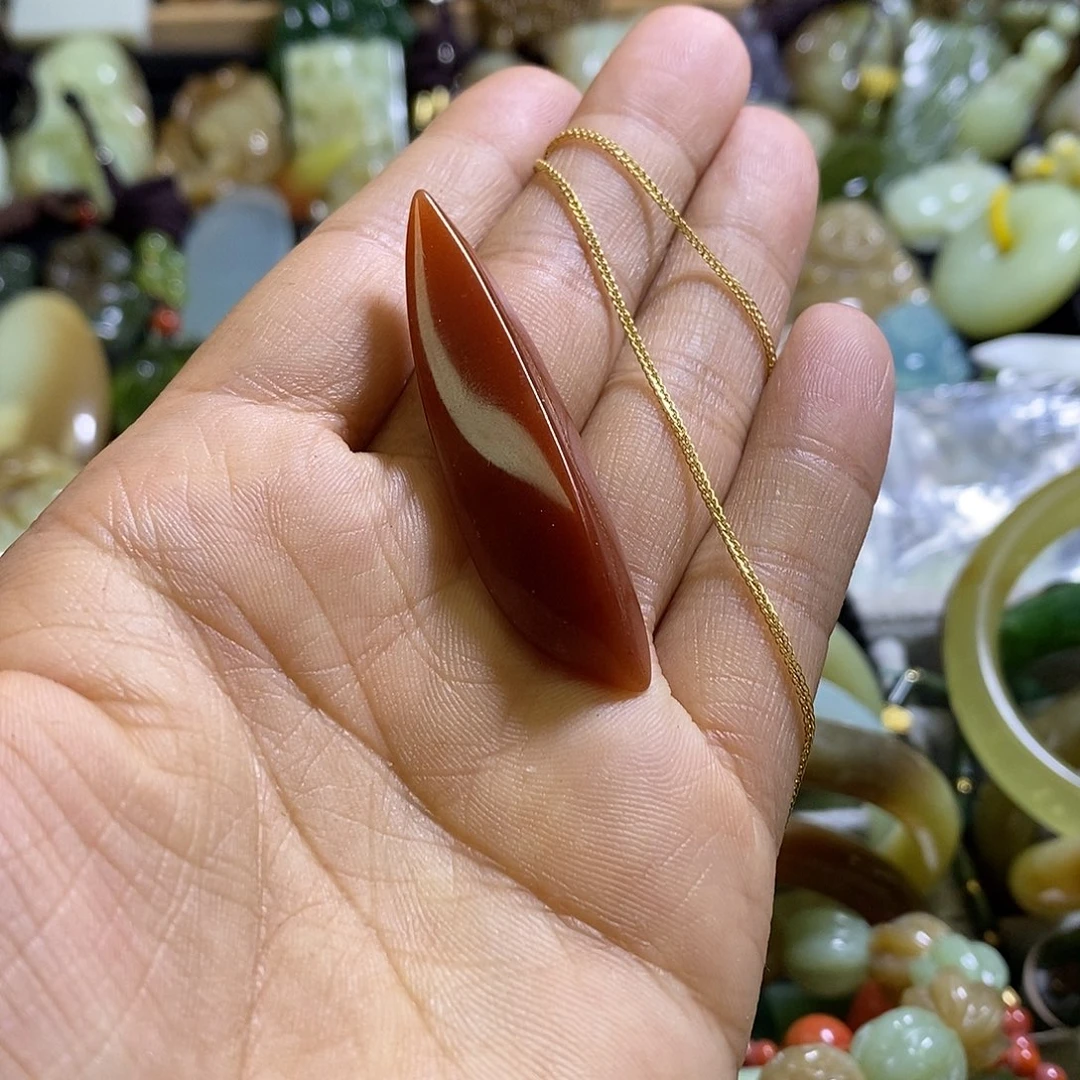 未镶嵌岫玉颈饰一个