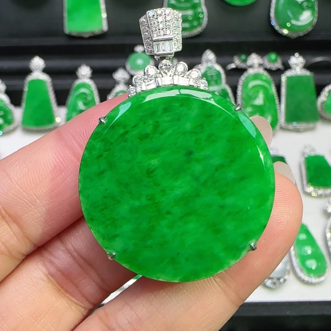 翡翠18K金镶嵌颈饰吊坠