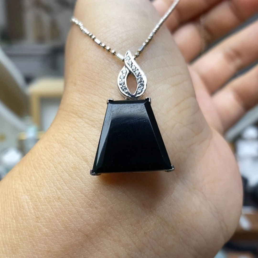 【闪购商品】颈饰18K金镶嵌翡翠火*16