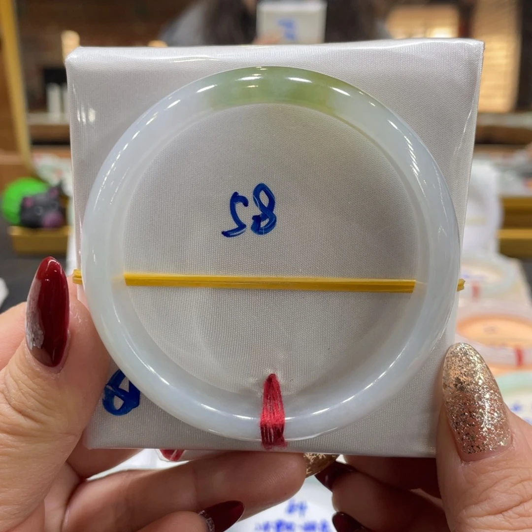 翡翠手镯未镶嵌翡翠