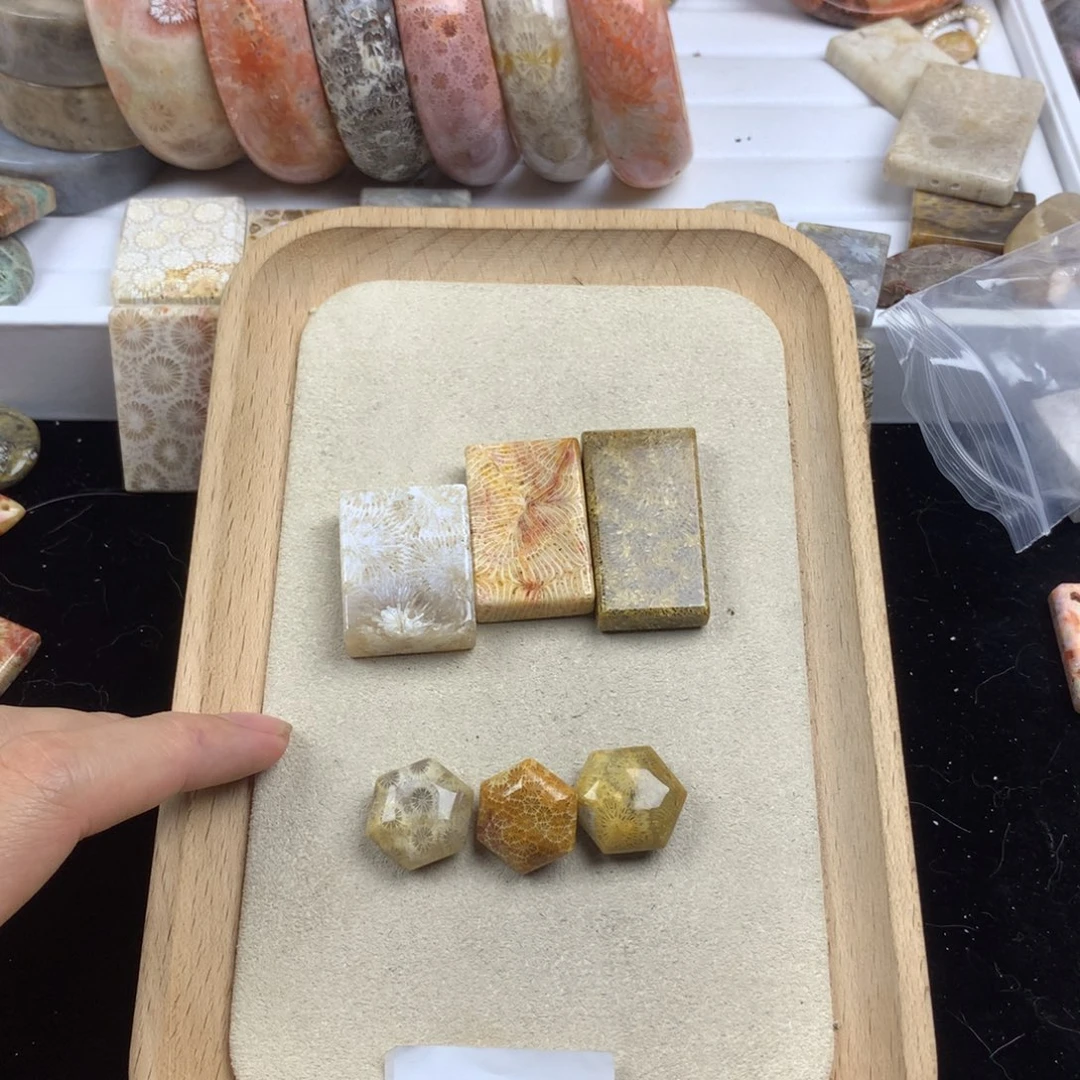 千***.硅化珊瑚（珊瑚玉）未镶嵌笔搁