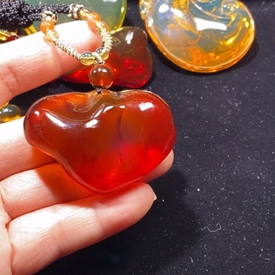 琥珀银S925镶嵌颈饰血珀爱心随形20克
