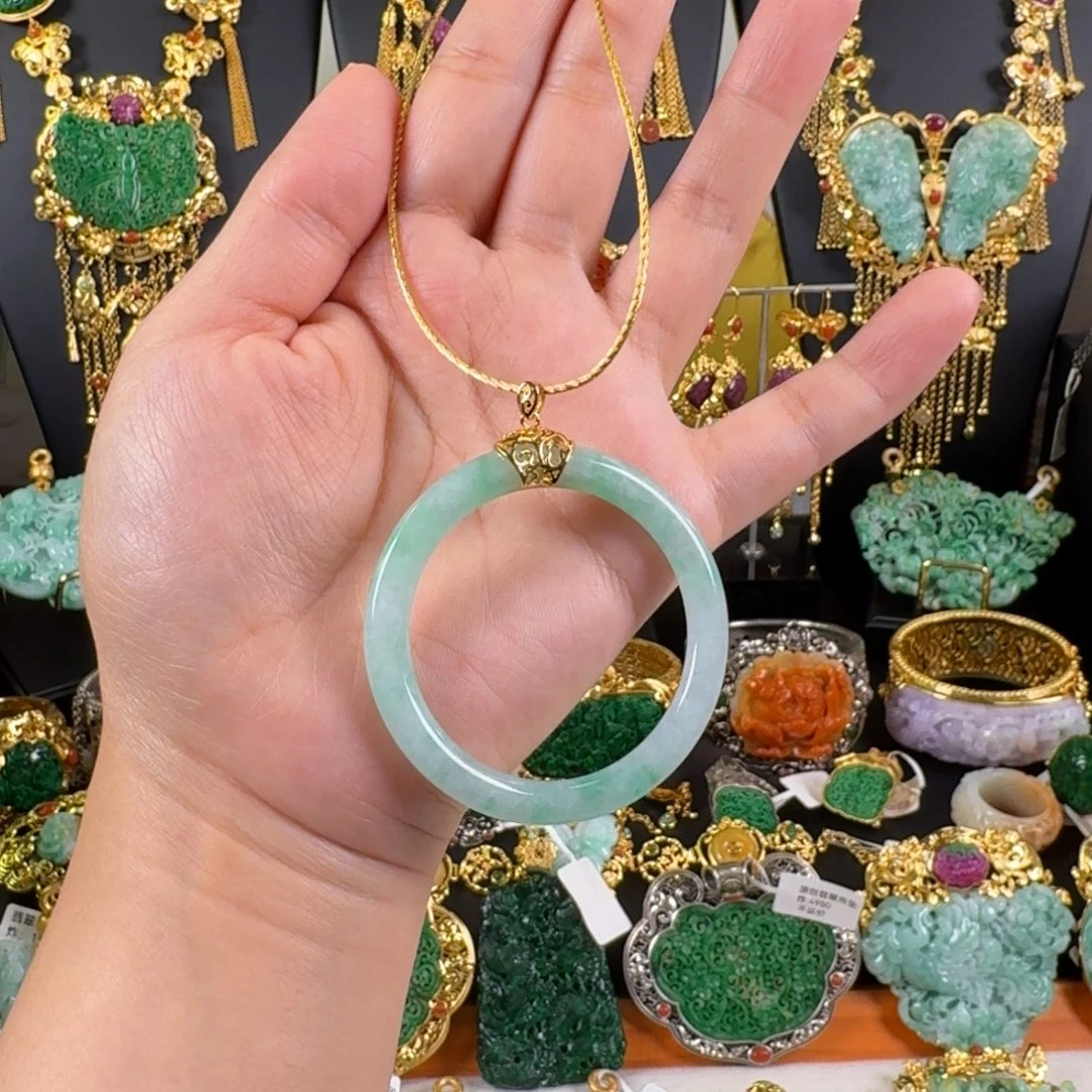 翡翠未镶嵌颈饰炸价