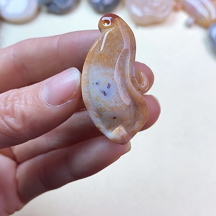 硅化玉颈饰未镶嵌