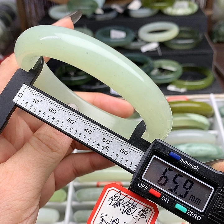 蛇纹石玉手镯未镶嵌995