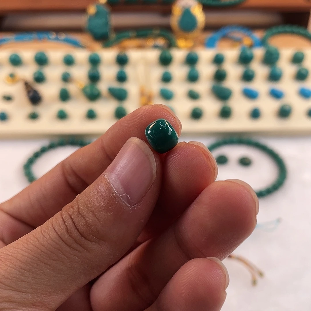 绿松石未镶嵌颈饰