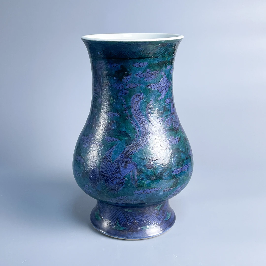 M25J8002F89 - 清康熙绿地洒蓝墨彩龙凤纹琵琶尊