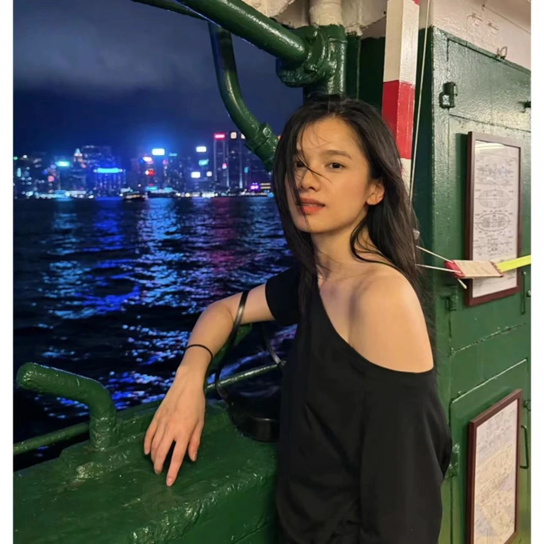 张婧仪明星同款斜肩一字肩短袖t恤女夏季大领口露肩宽松气质上衣