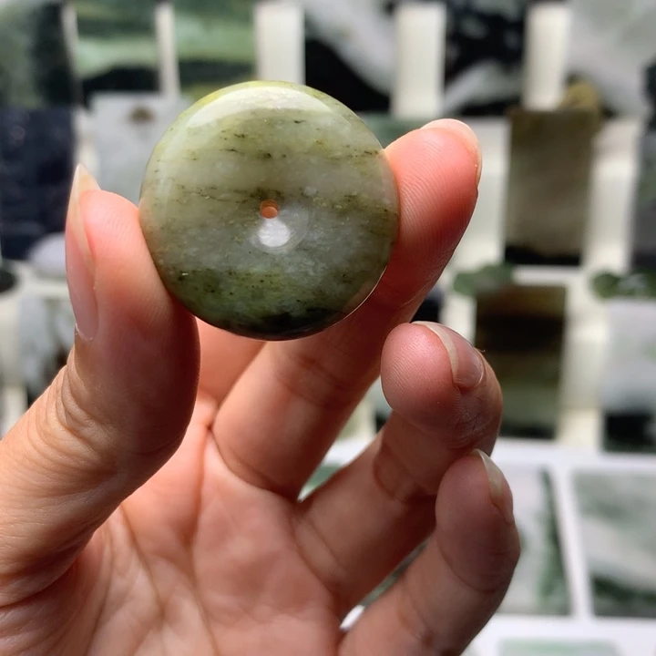 梦***影独山玉未镶嵌颈饰