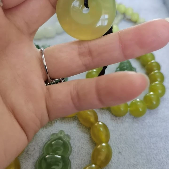 未镶嵌蛇纹石玉吊坠