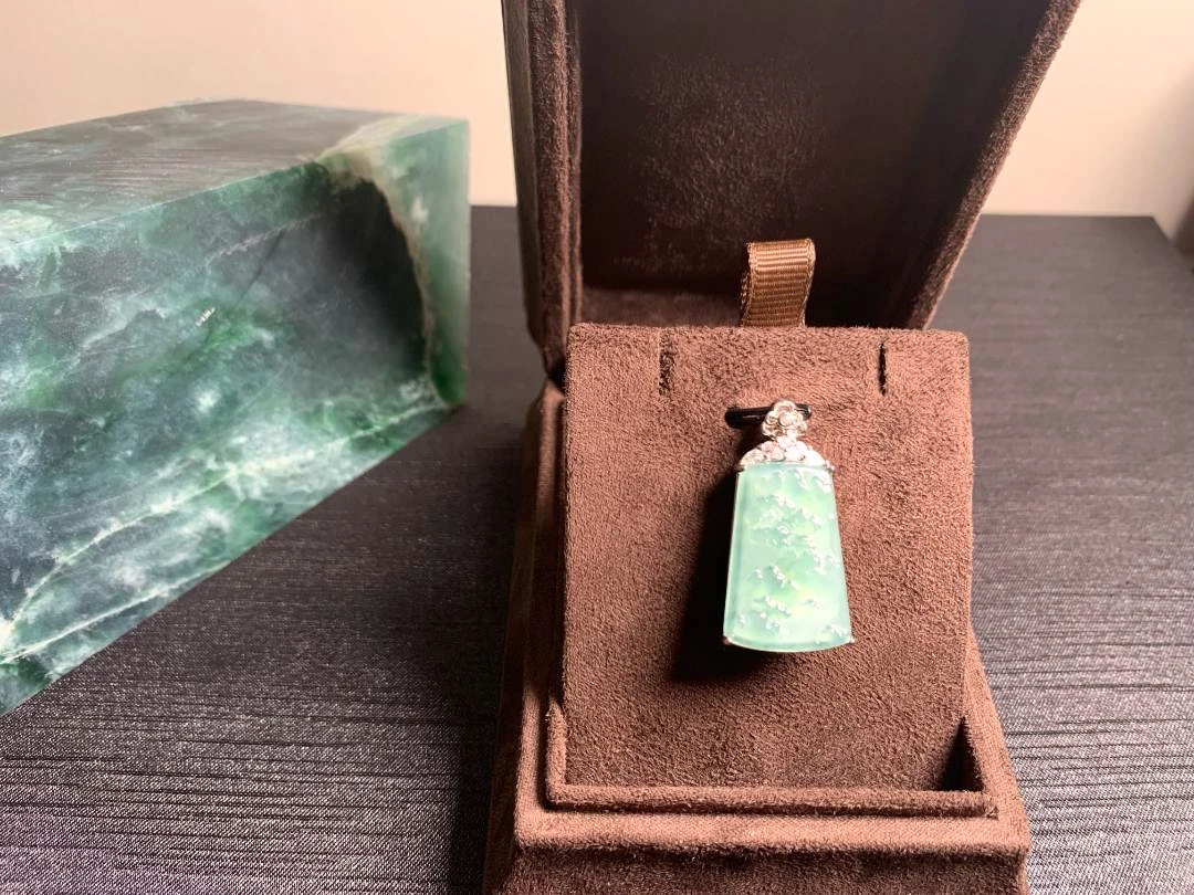 天然翡翠A货蓝水镶嵌山水牌吊坠