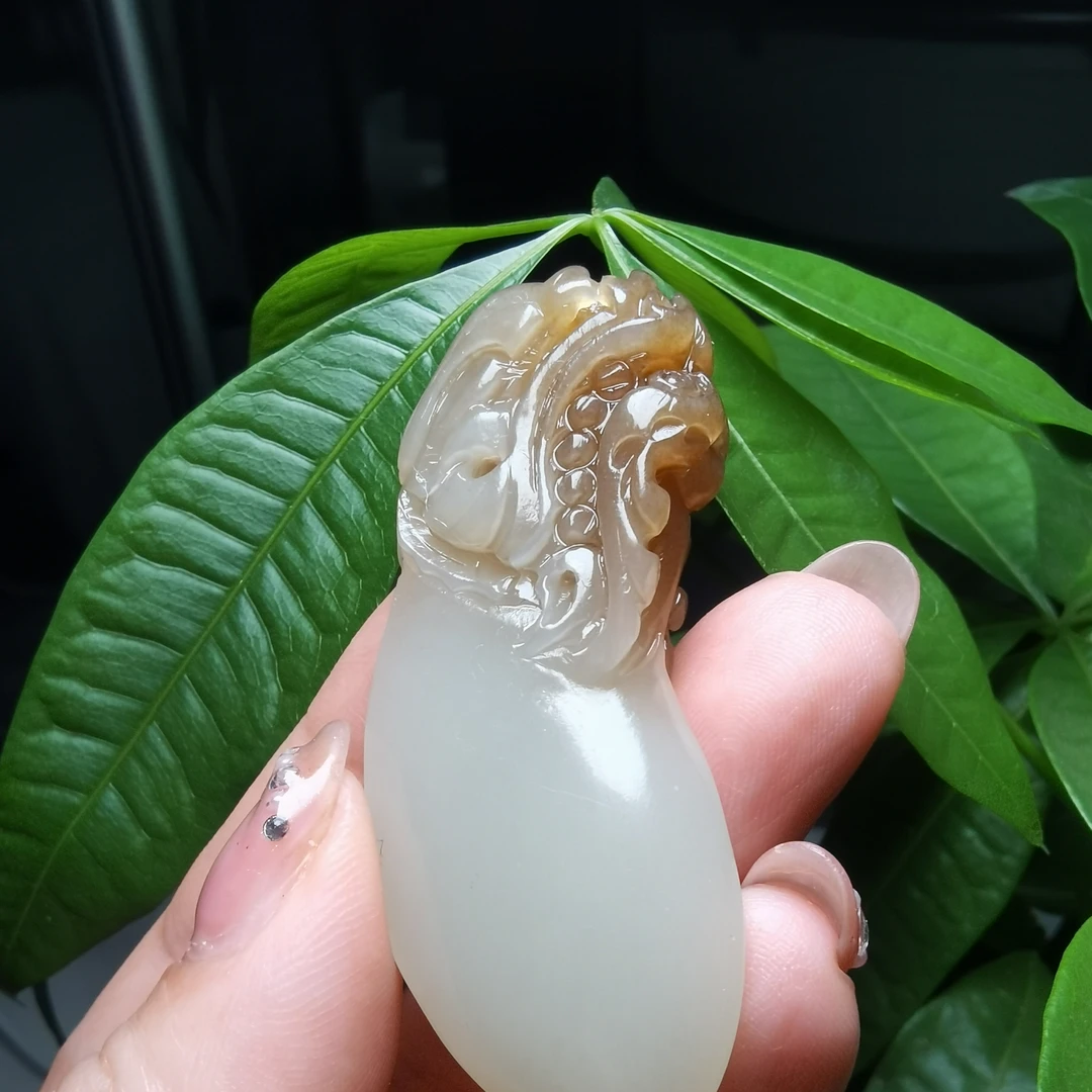 新疆和田玉俄料带糖立体雕刻龙牙