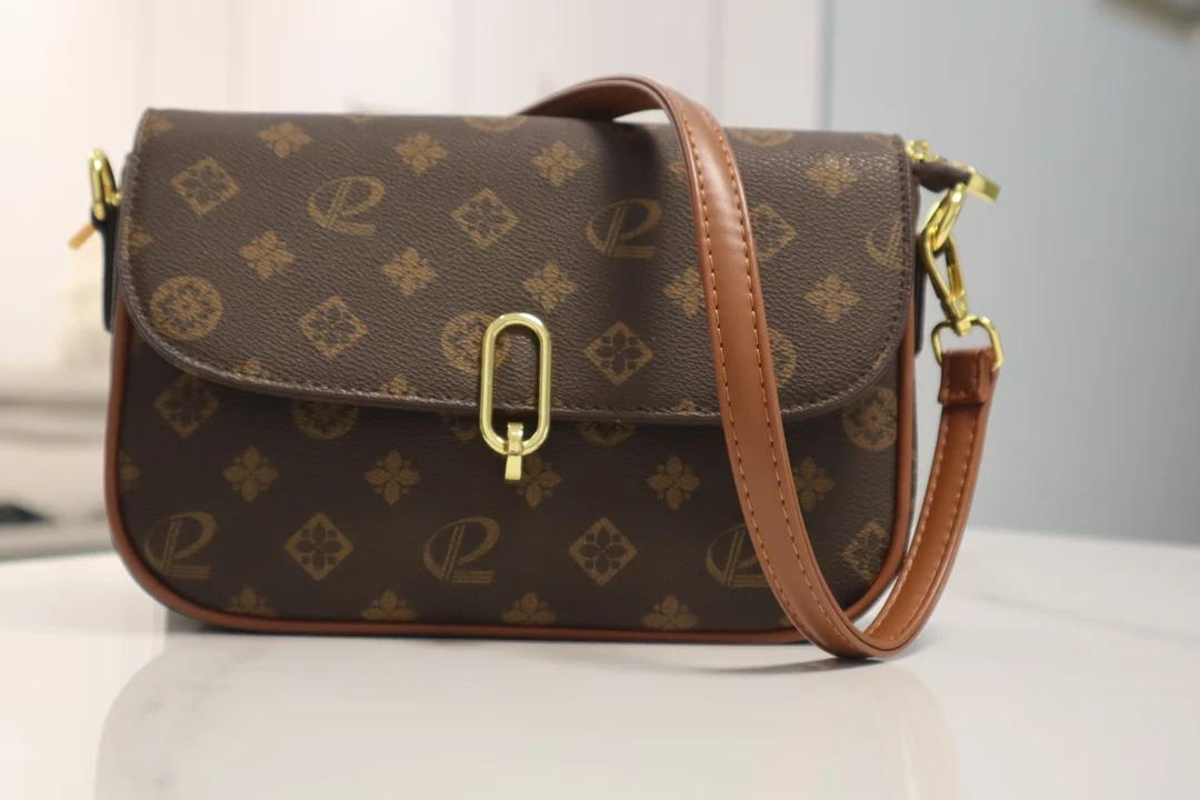 车载王老花系列新款轻奢风耐磨斜挎包锁扣复古风包盖邮差包