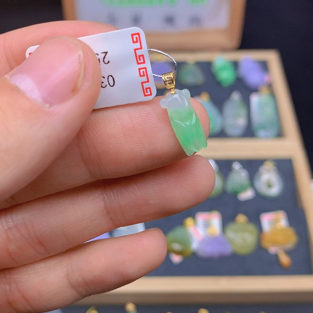 翡翠颈饰18K金镶嵌翡翠