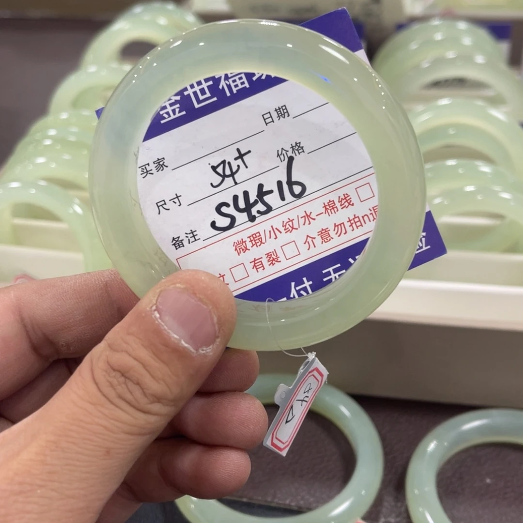 蛇纹石玉颈饰未镶嵌小*菇