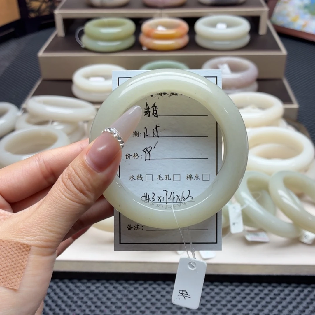 浅***香石英质玉未镶嵌手镯