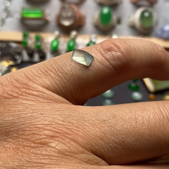 翡翠裸石冰种晴底随形刻面8.2*4.3*3.6